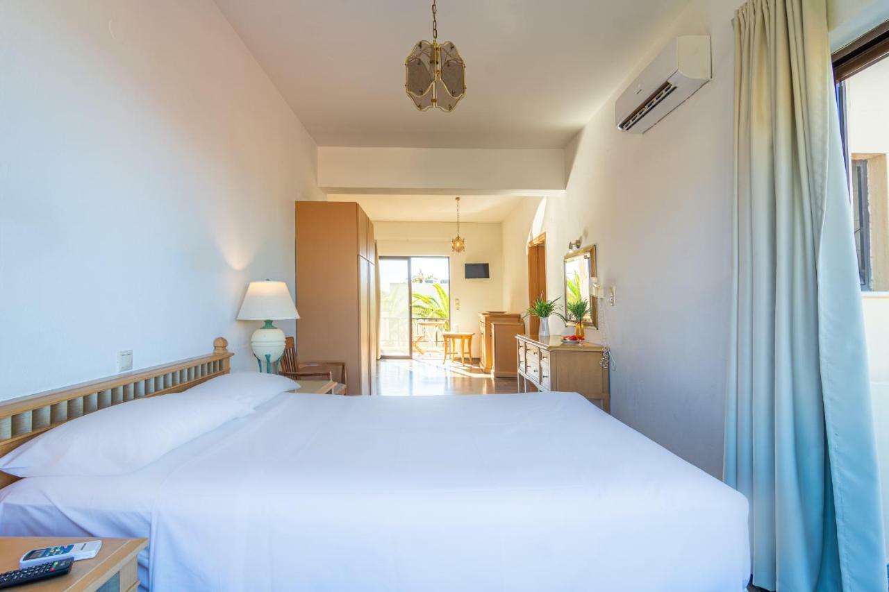 Minerva Beach Agia Marina Екстериор снимка