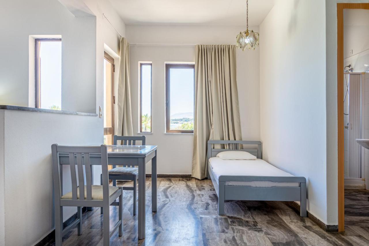 Minerva Beach Agia Marina Екстериор снимка